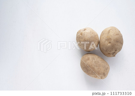 規格外野菜、出荷出来ないジャガイモ 111733310