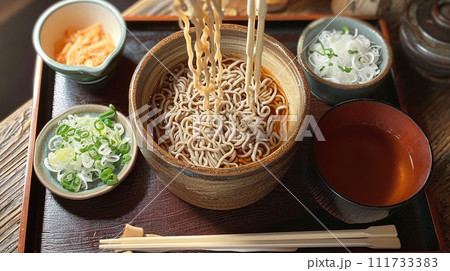 日本の伝統的なそば、うどんの定食 111733383