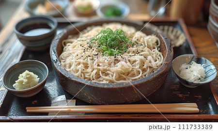 日本の伝統的なそば、うどんの定食 111733389