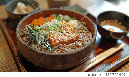 日本の伝統的なそば、うどんの定食 日本の伝統的なそば、うどんの定食 111733401