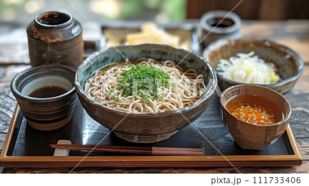 日本の伝統的なそば、うどんの定食 111733406