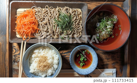 日本の伝統的なそば、うどんの定食 111733415