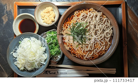 日本の伝統的なそば、うどんの定食 111733417