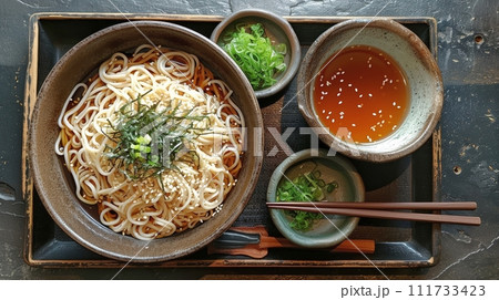 日本の伝統的なそば、うどんの定食 111733423