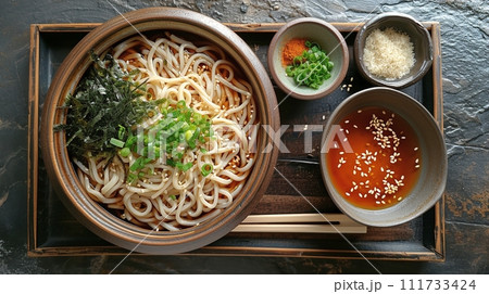 日本の伝統的なそば、うどんの定食 111733424