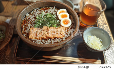 日本の伝統的なそば、うどんの定食 111733425