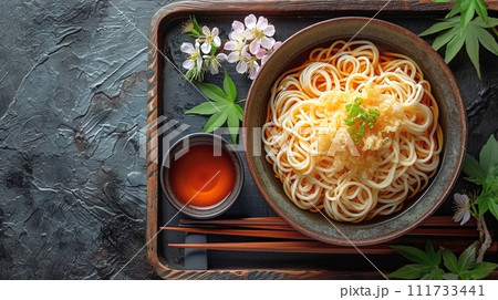 日本の伝統的なそば、うどんの定食 111733441