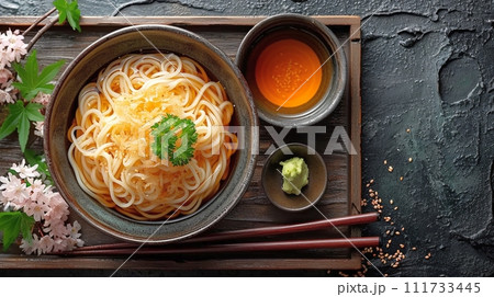 日本の伝統的なそば、うどんの定食 111733445