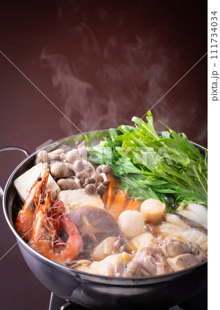 寄せ鍋を食べる 111734034