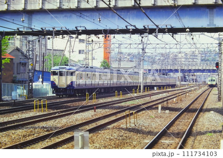 東海道線上を走る横須賀線列車、並走する相鉄6000系、平沼橋にて、1980年5月5日 111734103