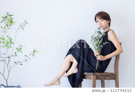 椅子に座る女性 椅子に座る女性 111734212