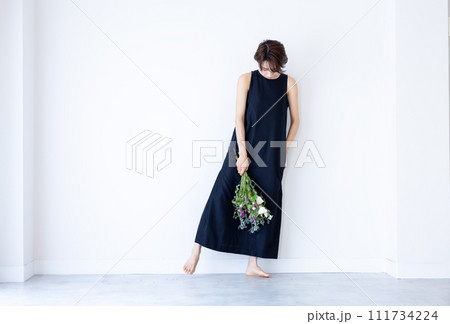 花束を持つ女性 111734224