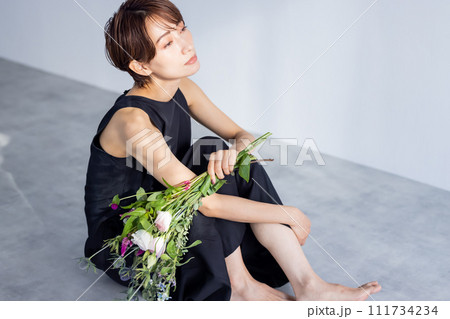 花束を持つ女性 111734234