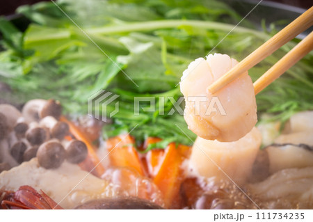寄せ鍋を食べる 111734235