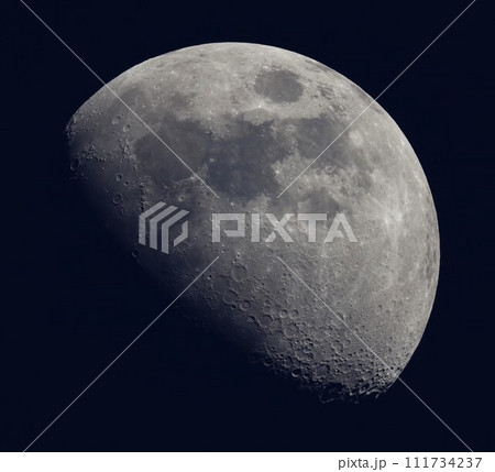 夕空天高くポッカリ浮かぶお月さまを望遠鏡でクローズアップ撮影してみた 111734237