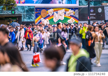 日本の東京都市景観 脱コロナ…コロナ禍前のように外国人観光客らで賑わう渋谷…マ姿も減少へ=2月18日 日本の東京都市景観 脱コロナ…コロナ禍前のように外国人観光客らで賑わう渋谷…マ姿も減少へ=2月18日 111734240