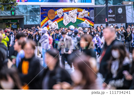 日本の東京都市景観 脱コロナ…コロナ禍前のように外国人観光客らで賑わう渋谷…マ姿も減少へ=2月18日 日本の東京都市景観 脱コロナ…コロナ禍前のように外国人観光客らで賑わう渋谷…マ姿も減少へ=2月18日 111734241