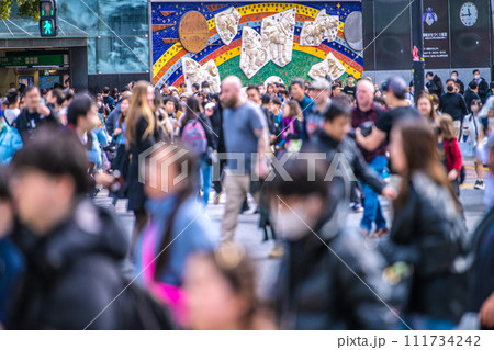 日本の東京都市景観 脱コロナ…コロナ禍前のように外国人観光客らで賑わう渋谷…マ姿も減少へ＝2月18日 111734242