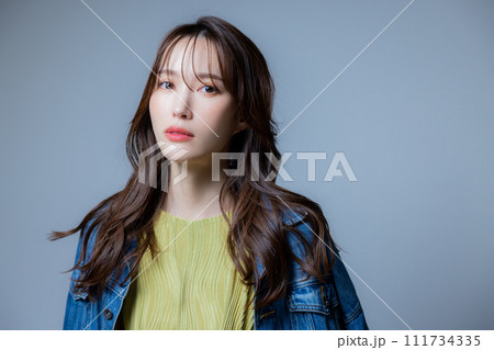 ロングヘアの女性 111734335