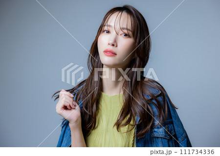 ロングヘアの女性 111734336