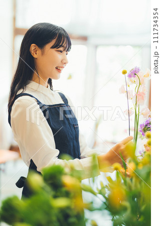 花屋で働く女性 111734354