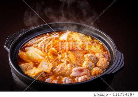 キムチ鍋を食べる 111734397