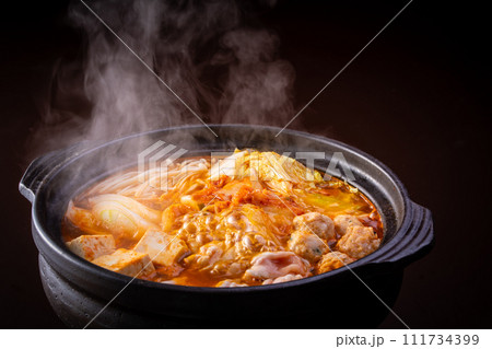 キムチ鍋を食べる 111734399