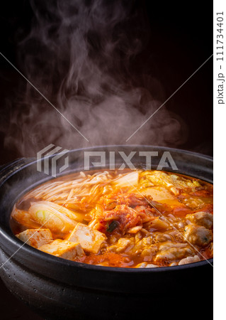 キムチ鍋を食べる 111734401