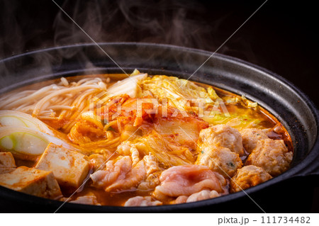 キムチ鍋を食べる キムチ鍋を食べる 111734482