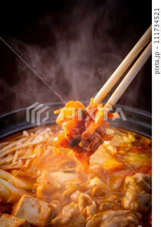 キムチ鍋を食べる 111734521