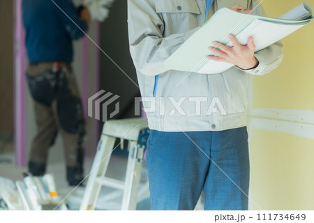 工事現場で指示する作業員 111734649