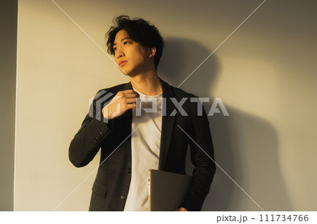 夕方の窓辺の男性　 111734766