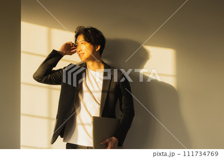 夕方の窓辺の男性 夕方の窓辺の男性 111734769