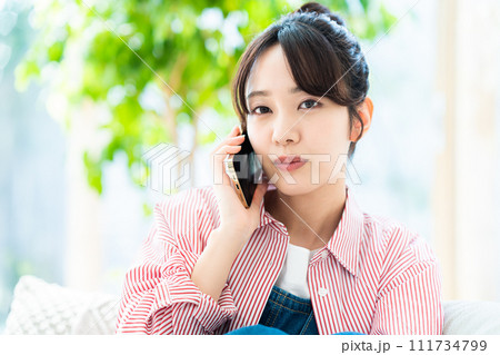 スマホで電話する若い女性 スマホで電話する若い女性 111734799