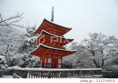 雪の清水寺　子安塔　京都市東山区 111734953