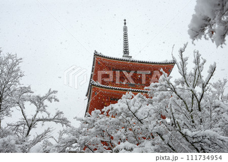 雪の清水寺　三重塔　京都市東山区 111734954