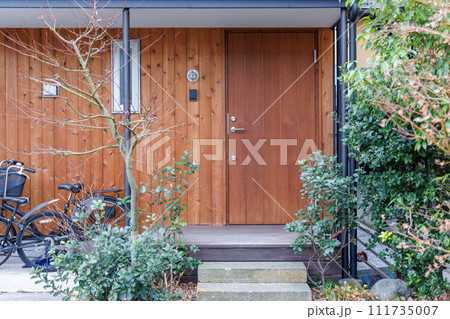 戸建住宅の木製の扉と壁 111735007