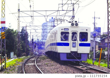 地上時代の豪徳寺駅に到着する小田急2600形NHE車、2653F、1980年6月15日 111735154