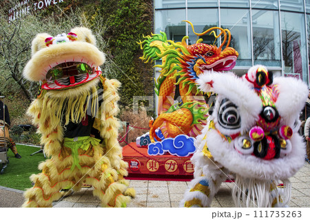 横浜中華街　春節祭　採青　春節祈願獅子舞　横浜マリンタワー前にて 111735263