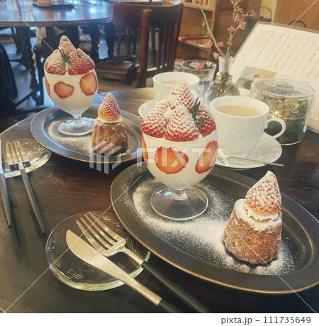 苺スイーツと珈琲 苺スイーツと珈琲 111735649