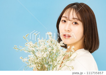 若い女性　ビューティー　20代　花束 111735857