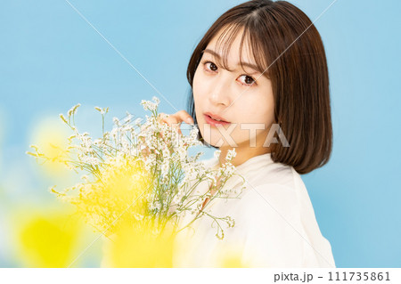 若い女性 ビューティー 20代 花束 若い女性 ビューティー 20代 花束 111735861
