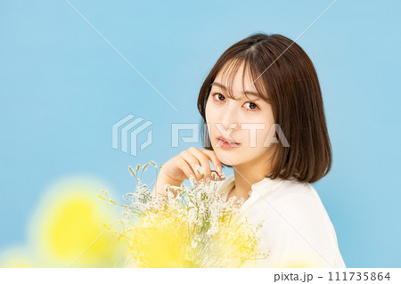 若い女性　ビューティー　20代　花束 111735864