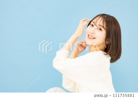 若い女性 20代 ビューティー 立膝 若い女性 20代 ビューティー 立膝 111735881
