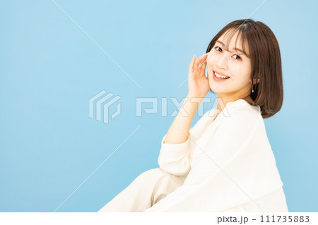 若い女性　20代　ビューティー　立膝 111735883