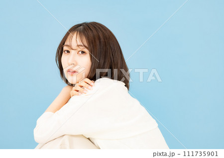 若い女性　20代　ビューティー　立膝 111735901