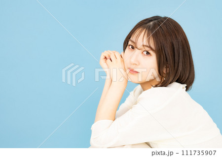 若い女性 20代 ビューティー 立膝 若い女性 20代 ビューティー 立膝 111735907
