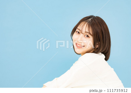 若い女性 20代 ビューティー 立膝 若い女性 20代 ビューティー 立膝 111735912