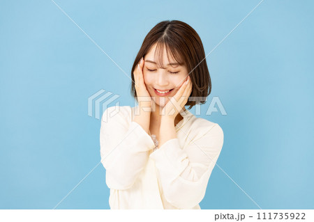 若い女性　20代　ビューティー　潤い 111735922