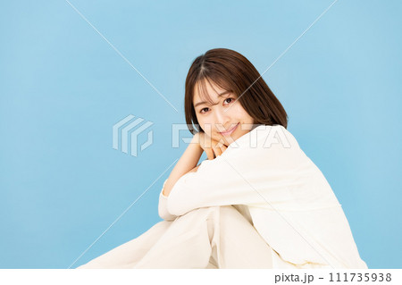 若い女性　20代　ビューティー　立膝 111735938